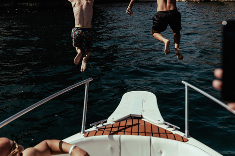 Polignano a Mare: Crucero en lancha rápida a las cuevas con aperitivoCrucero en grupo