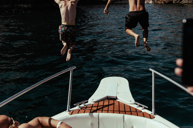 Polignano a Mare: Crucero en lancha rápida a las cuevas con aperitivoCrucero en grupo