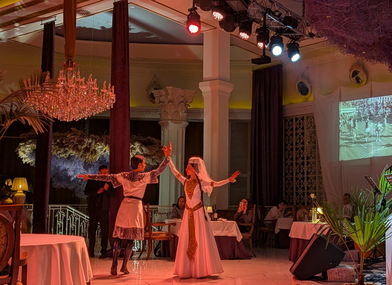 Tbilisi: georgisk middag, danseshow og afhentning på hotellet
