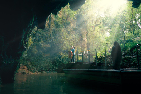 Von Auckland aus: Waitomo-Höhlen und Rotorua mit Te Puia