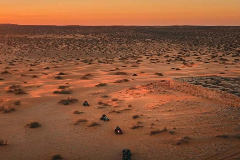 Excursão ao pôr do sol em Ksar Ghilane: Magia do Deserto a partir de Djerba