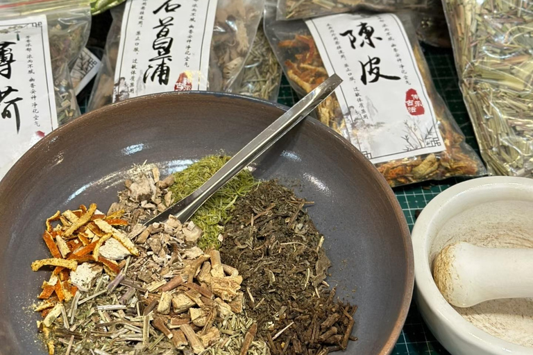 Guangzhou: Discover Lingnan Heritage & Local Life (Private) Guide for French/Spanish/Italian/German/Russian