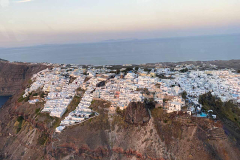 Desde Santorini: vuelo privado de ida en helicóptero a las islasVuelo en helicóptero de Santorini a Folegandros