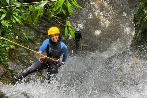 ميديلين: جولة نصف يوم للنزول إلى الشلالات الرائعة.