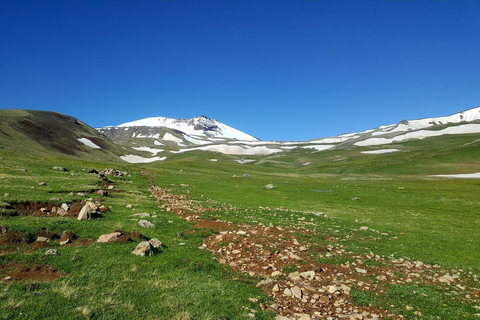 Yerevan: Azhdahak Mountain Hike with Jeep Ride