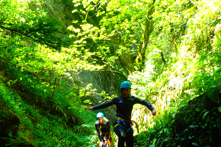 Talloires: Geführte Canyoning-Erfahrung in der Angon-SchluchtEntdecke die Angon-Schlucht in Annecy, Haute-Savoie