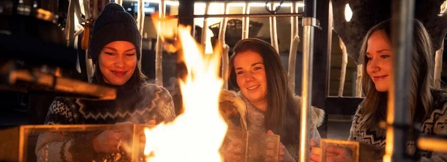 Kemi-Tornio : feu de camp en soirée sur l'île