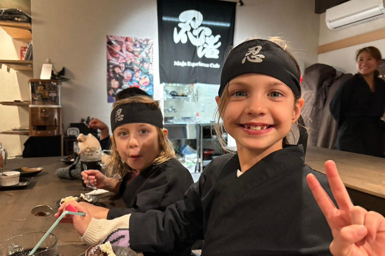 Osaka: Ninja Experience Cafe en DotonboriEntrenamiento ninja + alquiler de traje ninja + una bebida + comida