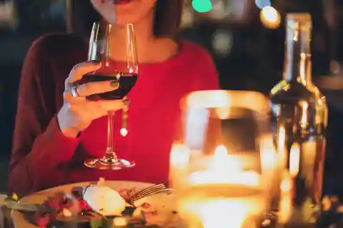 Barcelona: Noche en un Catamarán con cena privada y navegación