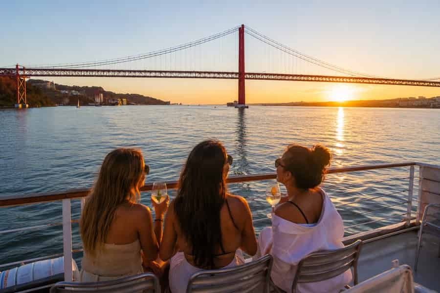 Lissabon: Tagus River Sunset Tour mit Snacks und Getränken. Foto: GetYourGuide Lissabon: Tagus River Sunset Tour mit Snacks und Getränken. Foto: GetYourGuide