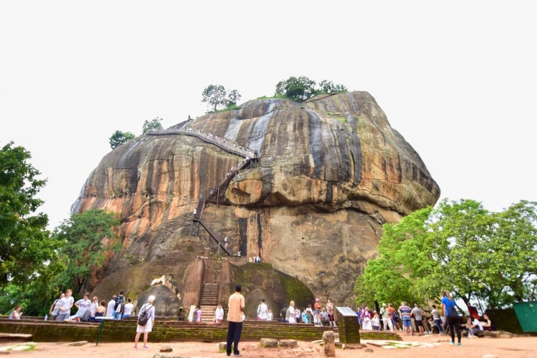 Excursion d'une journée : Kandy au temple de la grotte de Dambulla et au rocher de SigiriyaCircuit d'une journée de Kandy à Sigiriya