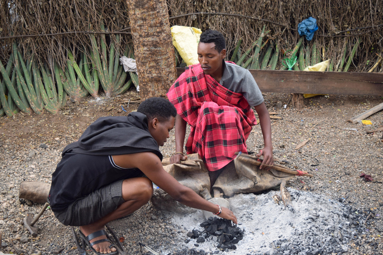 Au départ d'Arusha : circuit du lac Eyasi, des villages Datoga et HadzabeAu départ d'Arusha : visite du lac Eyasi, des villages Datoga et Hadzabe