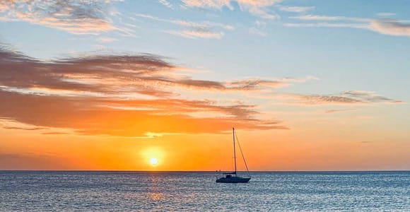Oahu: Sunset sailing in small intimate groups