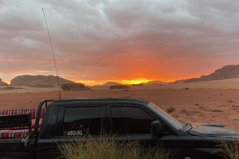 Wadi Rum: 2-Hour Jeep Tour with Bedouin Tea & Desert Views