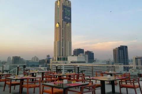 Bangkok: Walk Rooftop Bar at Centara Watergate Hotel