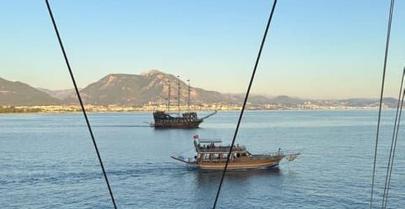 Alanya Piraten-Sonnenuntergangsfahrt mit Schaumparty und optionalen Getränken
