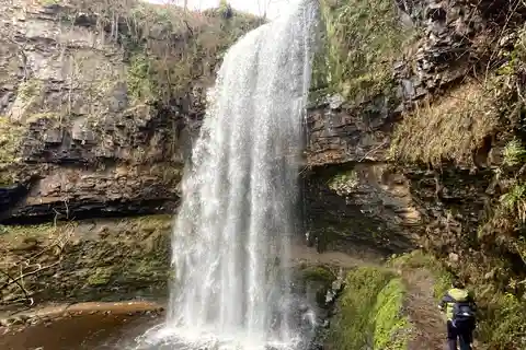 Cardiff: Waterfalls, Castles, & Mountains Day Tour