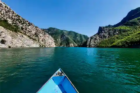 Von Durrës: Tagesausflug zum Shala-Fluss und Komani-See