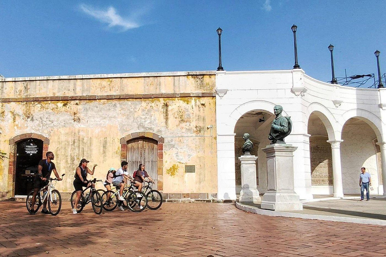 Panama City: Casco Viejo Guided Bike Tour with Tastings