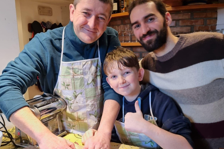 Venezia: Corso di pasta e chitarra dal vivo a casa di un abitante del posto