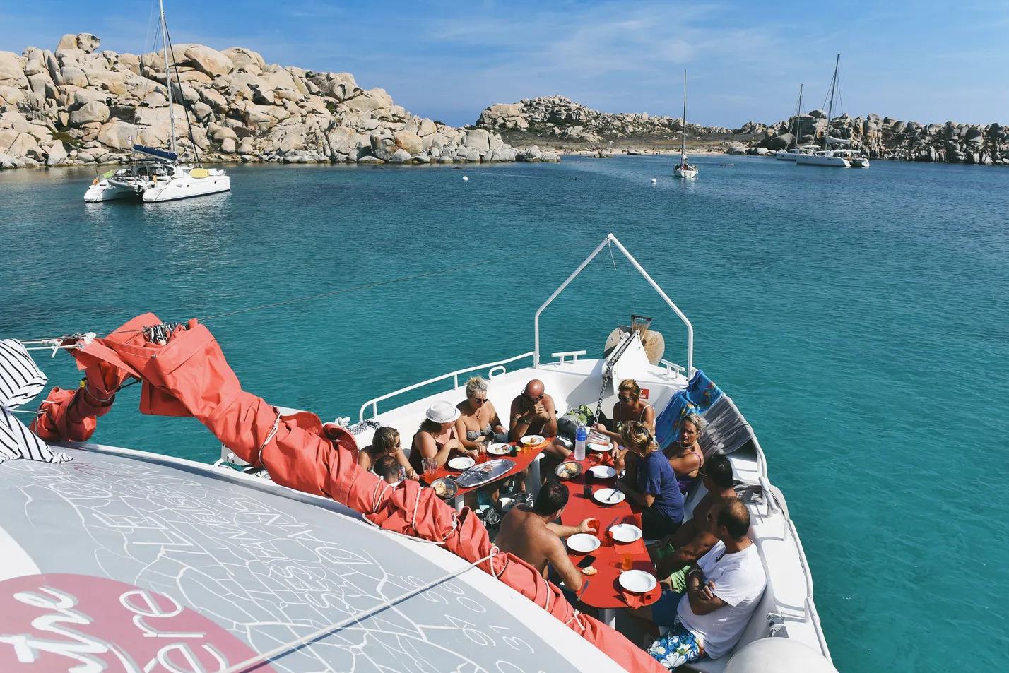 Tagestour auf dem Meer und Mittagessen mit Pasta mit Languste auf den Lavezzi-Inseln