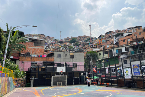 Medellin: Escobar Tour + Comuna 13 in groups