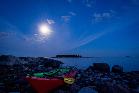 Helsinki: Excursión en kayak al Sol de Medianoche con hoguera