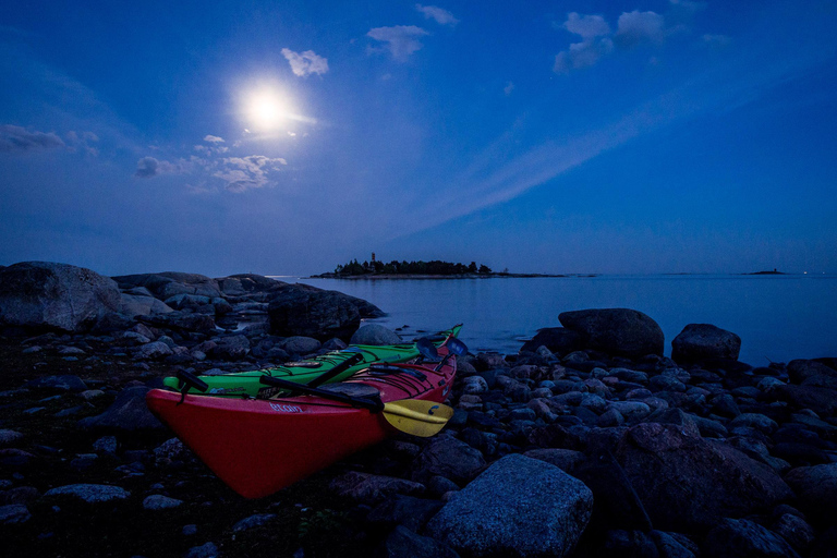 Helsinki: Excursión en kayak al Sol de Medianoche con hoguera