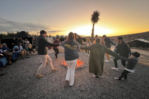 Dîner magique dans le désert d'Agafay et promenade à dos de chameau avec spectacle de feu