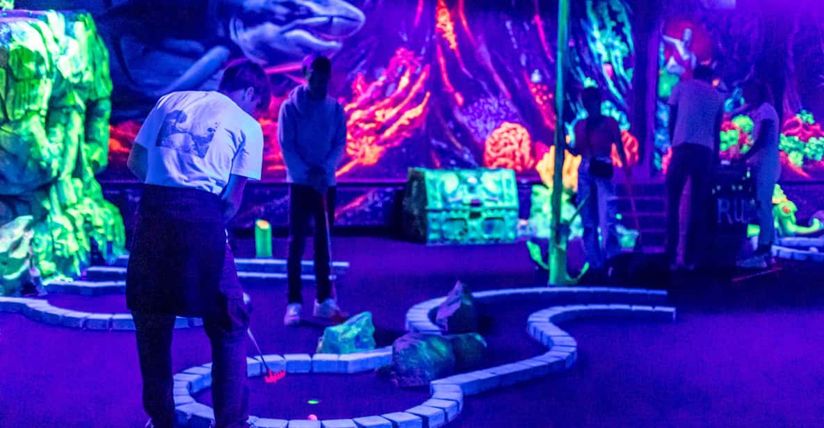 Afbeelding 12 van Aloha Amsterdam: 12-Hole Glow-in-the-Dark Minigolf