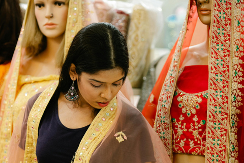 Delhi: esperienza di tour guidato di shopping con esperta donnaTour esclusivo di shopping di un giorno con guida donna