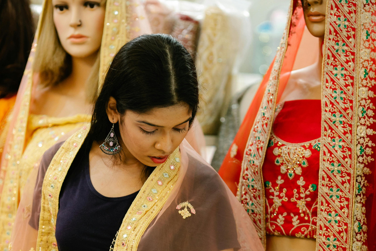 Delhi : expérience de visite guidée shopping avec une experte féminineVisite guidée exclusive d'une jounée complète avec une guide féminine