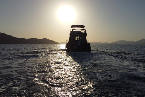 Tour in barca a Bodrum: Tour di Bodrum al tramonto con Jet Black Yacht