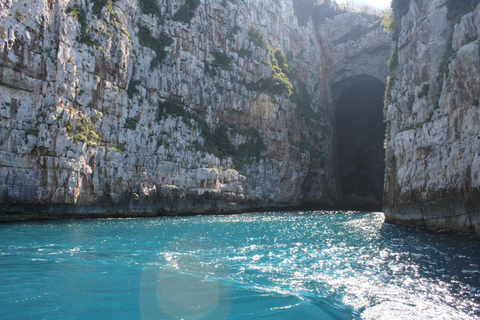 Desde Tirana/Durres/Golem: Explora la isla de Sazan y KaraburunTour privado por la isla de Sazan