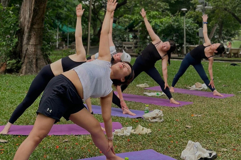 Bangkok: Ochtendyoga voor alle niveaus in Lumphini ParkBangkok: Yoga voor alle niveaus in het Lumphini Park