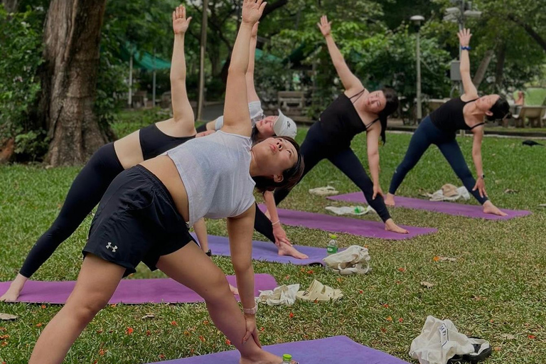 Bangkok: Ochtendyoga voor alle niveaus in Lumphini ParkBangkok: Yoga voor alle niveaus in het Lumphini Park