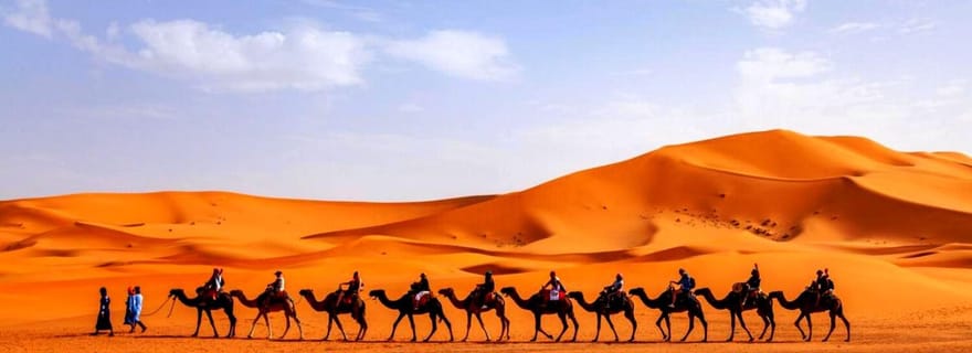 Merzouga : nuit dans un camp de luxe avec dîner et balade à dos de chameau.