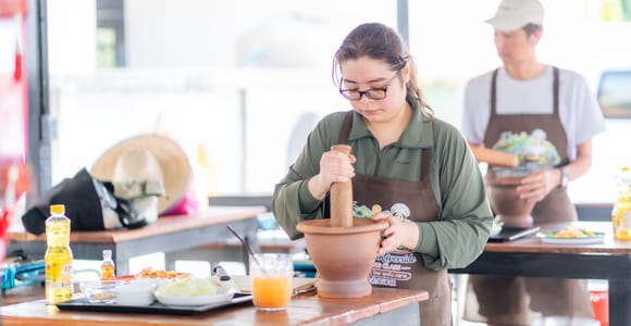 Chiang Mai: Riverside Thai Cooking Class with Pickup