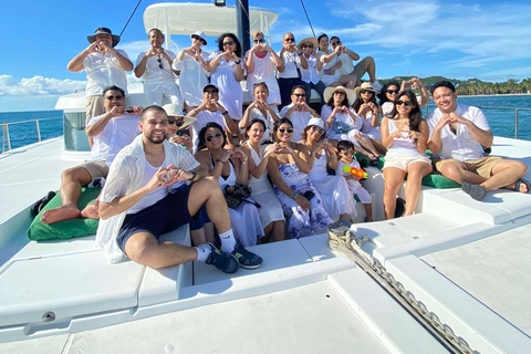 Boracay: Private Yacht Cruise with Snorkeling & Snacks Boracay Private Yacht Cruise: Medium Yacht