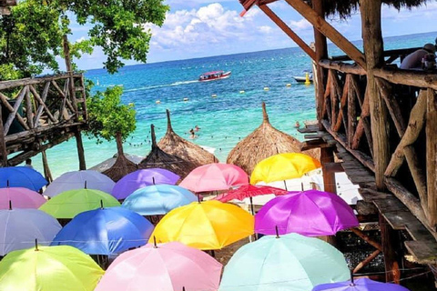 Cartagena: Playa Tranquila Barú Day Pass + Welcome Cocktail