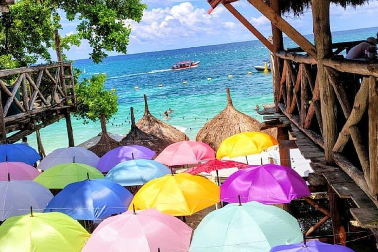 Cartagena: Playa Tranquila Barú Day Pass + Welcome Cocktail