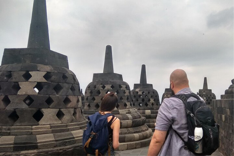 Tour con salita al Borobudur, biglietti garantiti e trasferimentiTrasferimento in hotel di andata e ritorno con biglietti d'ingresso