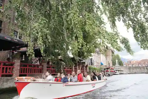 Bruges scoperta: Tour a piedi e in barca sul canale