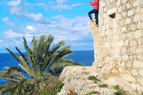 Gozo svelato: Tour guidato di escursionismo con bouldering