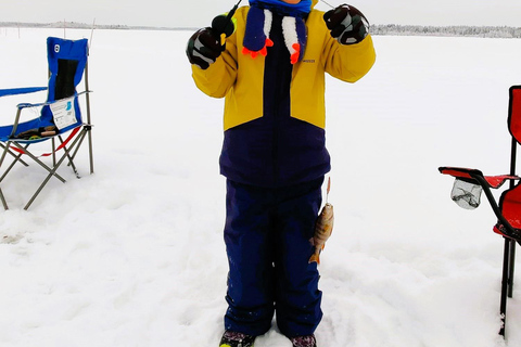 Aventure de pêche sur glace à Levi avec soupe au saumon