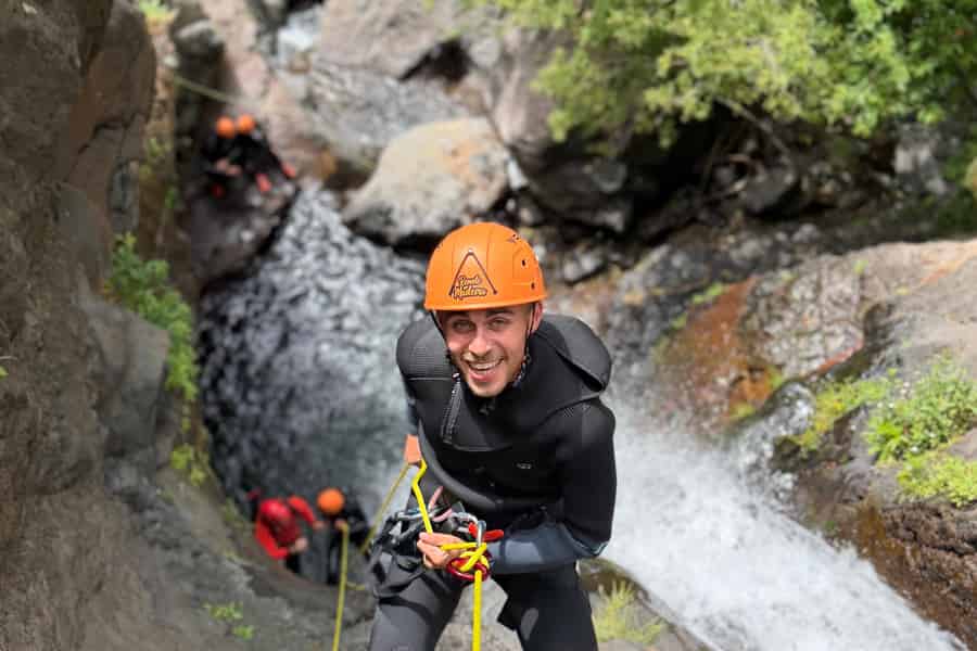 Premium-Canyoning- & Seilerlebnis am Nachmittag auf Madeira. Foto: GetYourGuide Premium-Canyoning- & Seilerlebnis am Nachmittag auf Madeira. Foto: GetYourGuide