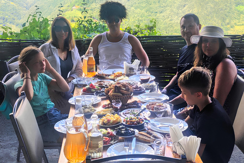 Batumi : circuit dans les montagnes d'Adjarie et festin géorgien traditionnelVisite privée de la région montagneuse d'Adjarie avec festin géorgien traditionnel