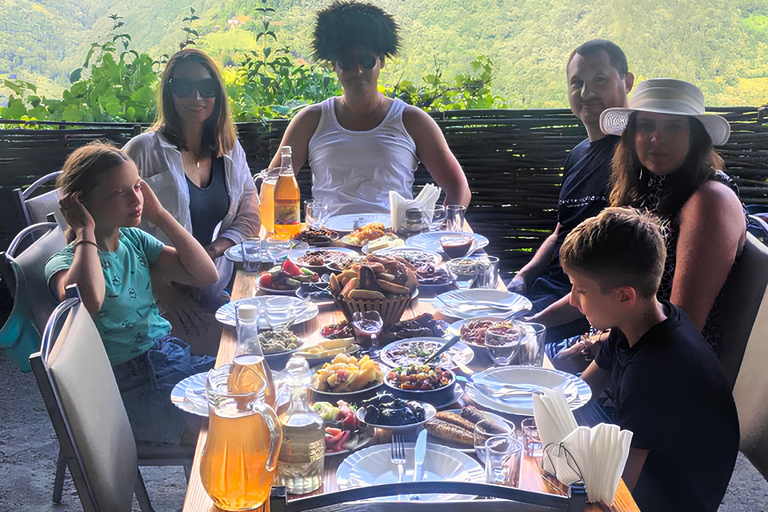 Batumi : circuit dans les montagnes d'Adjarie et festin géorgien traditionnelVisite privée de la région montagneuse d'Adjarie avec festin géorgien traditionnel