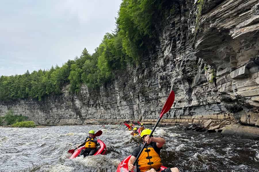 Québec: Kajakfahren im Jacques-Cartier-Canyon. Foto: GetYourGuide Québec: Kajakfahren im Jacques-Cartier-Canyon. Foto: GetYourGuide