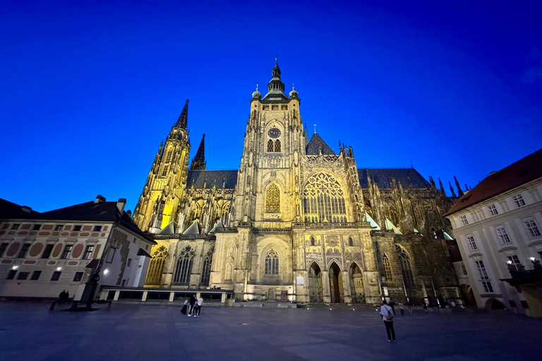 Prague: VIP Prague Castle Night Walk with Panoramic Views VIP Prague Castle Night Walk with Panoramic Views (German)